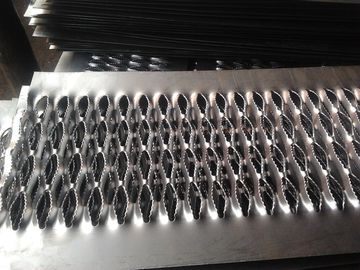 China Aluminium/de Gegalvaniseerde/Loopvlakken van de Roestvrij staal Antisliptrede voor Trede en Vloergebruik leverancier